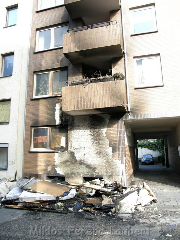 Sperrmuell Brand mit Uebergriff der Flammen auf Wohnhaus 03.JPG